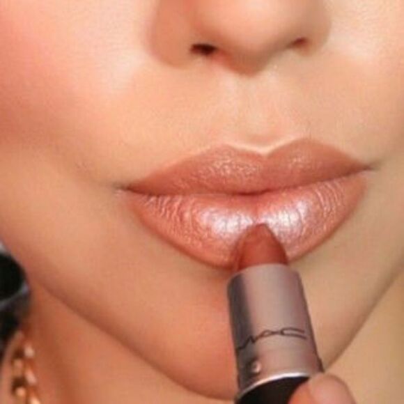 MAC Frost Finish Lipstick in the shade "Gel" - Picture 7 of 16